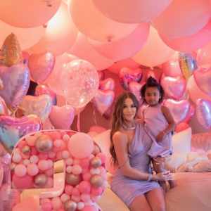 Khloé Kardashian et sa fille True Thompson lors de sa fête d'anniversaire, le 12 avril 2021.