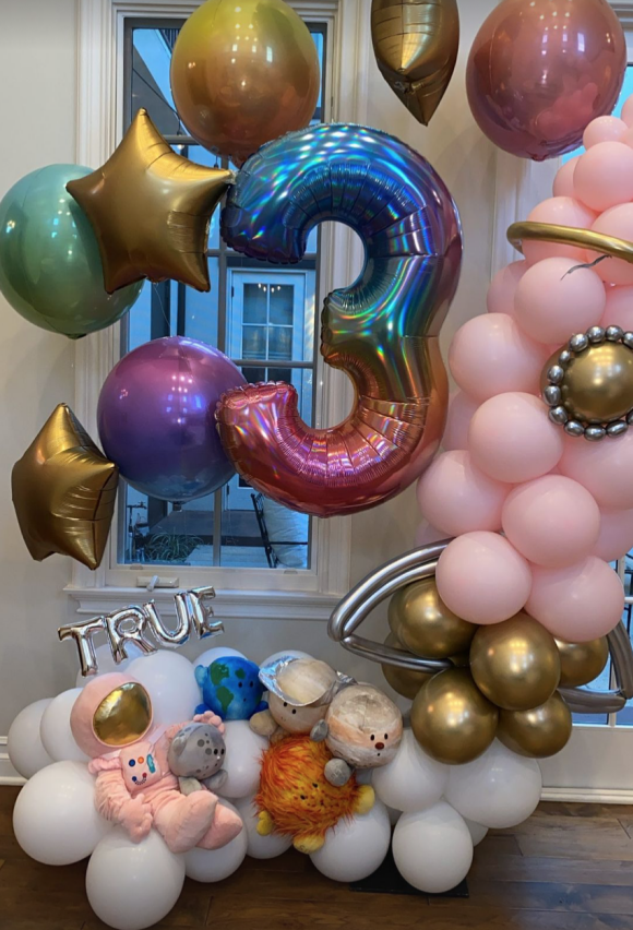 True Thompson, la fille de Khloé Kardashian et Tristan Thompson, a fêté ses 3 ans le 12 avril 2021.