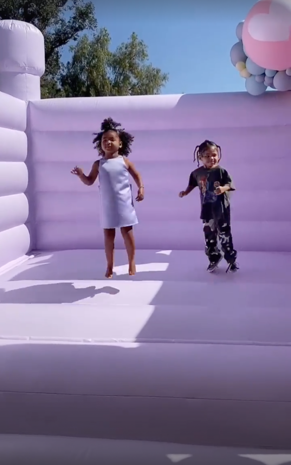 True Thompson et sa cousine Stormi (la fille de Kylie Jenner et Travis Scott) lors de sa fête d'anniversaire, le 12 avril 2021.