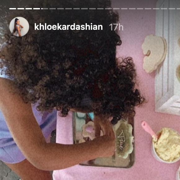 True Thompson et sa cousine Stormi (la fille de Kylie Jenner et Travis Scott) lors de sa fête d'anniversaire, le 12 avril 2021.