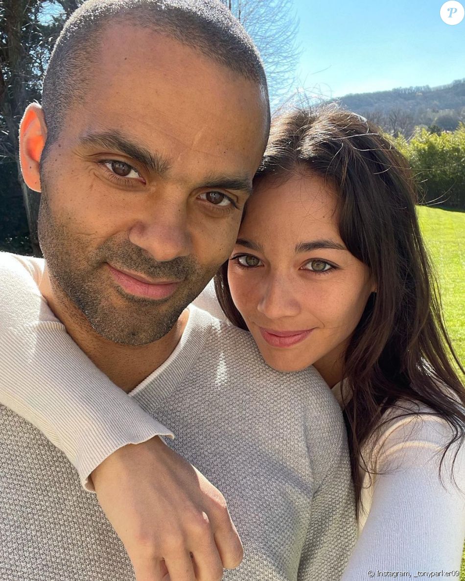 Tony Parker officialise son histoire d'amour avec la joueuse de tennis Alizé Lim sur Instagram le 21 mars 2021.
