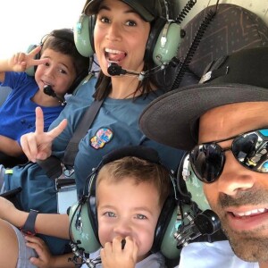 Tony Parker avec sa femme Axelle Francine et leurs deux fils Josh et Liam lors d'un vol en hélicoptère à la station Villars de Lans, le 26 juillet 2019.