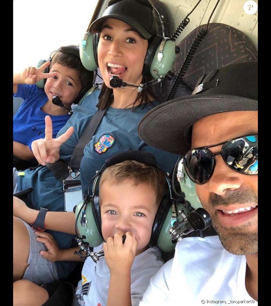 Tony Parker avec sa femme Axelle Francine et leurs deux fils Josh et Liam lors d'un vol en hélicoptère à la station Villars de Lans, le 26 juillet 2019.