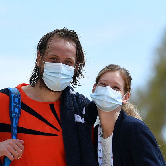 Lucas Pouille et sa femme Clémence lors du tournoi de tennis Rolex Monte Carlo Masters 2021 à Monaco, le 13 avril 2021. © Antoine Couvercelle/Panoramic/Bestimage