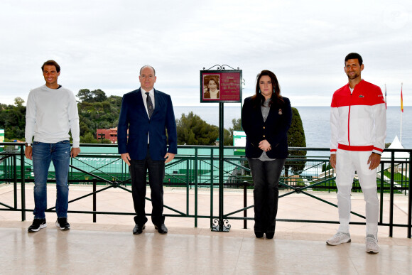 Novak Djokovic, le prince Albert II de Monaco, Rafael Nadal et Melanie de Massy, la fille de la baronne Elisabeth Ann de Massy, dévoilent une plaque en hommage à la Baronne Elisabeth Ann de Massy, présidente de la fédération monégasque de tennis et du Monte-Carlo Country Club. Le 11 avril 2021. © Bruno Bebert/Bestimage