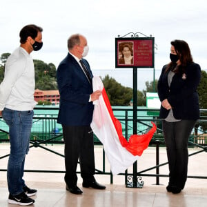 Novak Djokovic, le prince Albert II de Monaco, Rafael Nadal et Melanie de Massy, la fille de la baronne Elisabeth Ann de Massy, dévoilent une plaque en hommage à la Baronne Elisabeth Ann de Massy, présidente de la fédération monégasque de tennis et du Monte-Carlo Country Club. Le 11 avril 2021. © Bruno Bebert/Bestimage