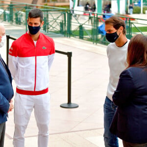 Novak Djokovic, le prince Albert II de Monaco, Rafael Nadal et Melanie de Massy, la fille de la baronne Elisabeth Ann de Massy, dévoilent une plaque en hommage à la Baronne Elisabeth Ann de Massy, présidente de la fédération monégasque de tennis et du Monte-Carlo Country Club. Le 11 avril 2021. © Bruno Bebert/Bestimage