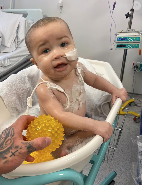 Azaylia, la fille d'Ashley Cain et sa compagne Safiyya, est soignée à l'hôpital pour enfants de Birmingham, en Angleterre. Avril 2021.