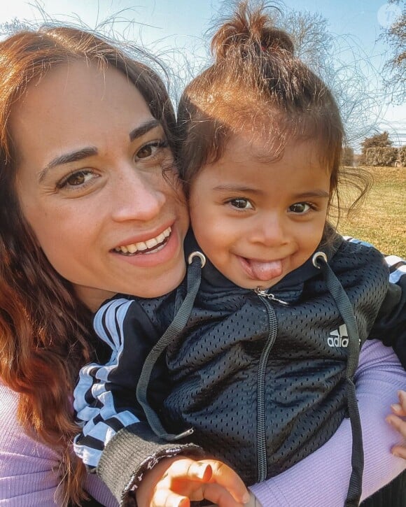 Cécilia Siharaj souriante avec sa fille Sway, le 9 mars 2021