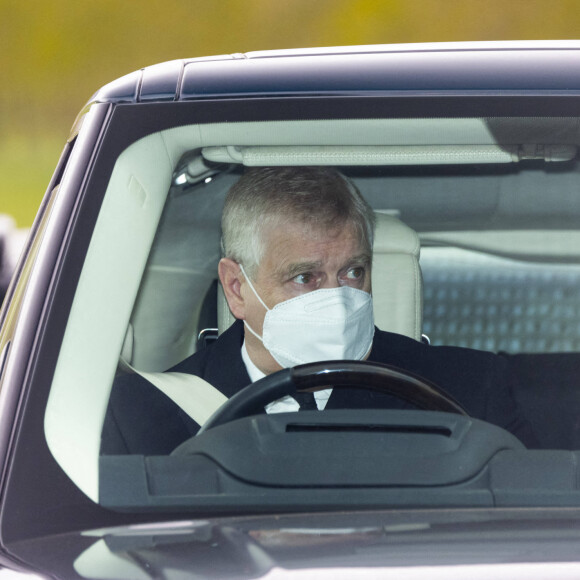 Le prince Andrew, duc d'York, à son arrivée au château de Windsor, au lendemain du décès du prince Philip, duc d'Edimbourg le 10 avril 2021.