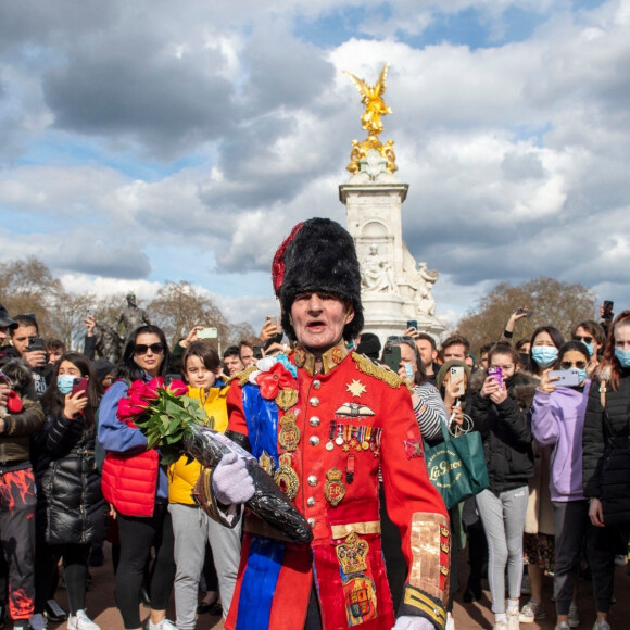 De nombreux hommages, des fleurs et des mots ont été déposés devant le palais de Buckingham à Londres, suite au décès du prince Philip, duc d'Edimbourg. Le 9 avril 2021