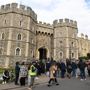 Les Britanniques viennent rendre hommage à la mémoire du Prince Philip devant le château de Windsor, après l'annonce de son décès à l'âge de 99 ans. Le 9 avril 2021.
