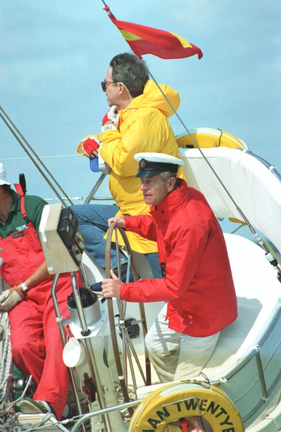 Le prince Philip, duc d'Edimbourg sur un bateau au large de Cowes en 1989.