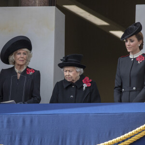 Camilla Parker Bowles, duchesse de Cornouailles, la reine Elisabeth II d'Angleterre et Catherine (Kate) Middleton, duchesse de Cambridge lors de la cérémonie du centenaire de l'armistice au palais de Whitehall à Londres, Royaume Uni.