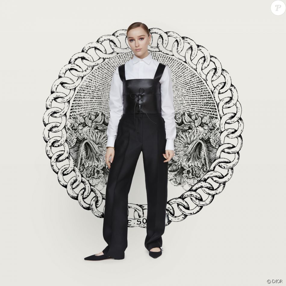 Phoebe Dynevor était invitée au défilé Christian Dior, collection Haute Couture printemps-été 2021. Le 25 janvier 2021.