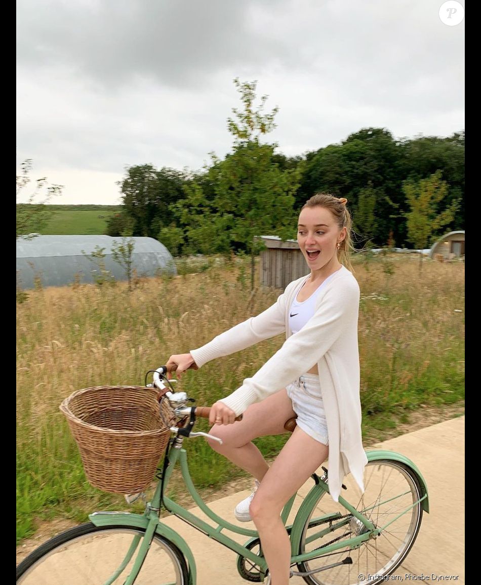 Phoebe Dynevor en juillet 2019.