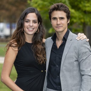 Anouchka Delon (enceinte) et son compagnon Julien Dereims - Arrivées au défilé Elie Saab "Collection Prêt-à-Porter Printemps/Eté" lors de la Fashion Week de Paris (PFW). © Olivier Borde / Bestimage