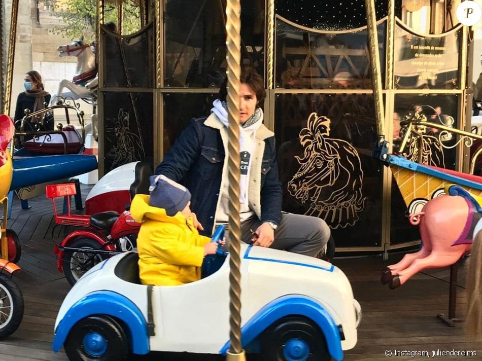 Julein Dereims, le compagnon d'Anoucka Delon, fait découvrir pour la première fois le manège à leur fils. Avril 2021.