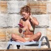 Rita Ora : Canon en bikini, elle laisse échapper un sein