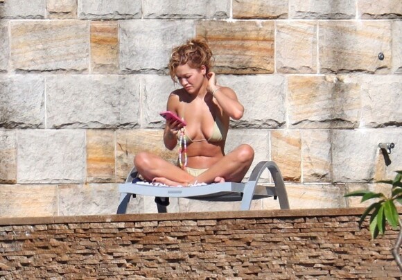 Exclusif - Rita Ora profite d'un après-midi ensoleillé dans son manoir de Sydney.