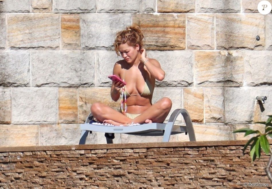 Exclusif - Rita Ora profite d'un après-midi ensoleillé dans son manoir de Sydney.