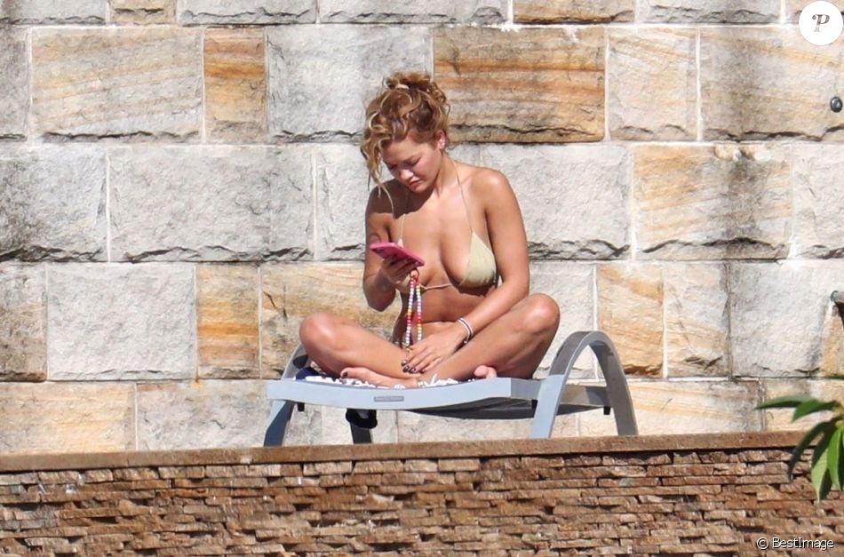 Exclusif - Rita Ora profite d'un après-midi ensoleillé dans son manoir de Sydney. Le 31 mars 2021.