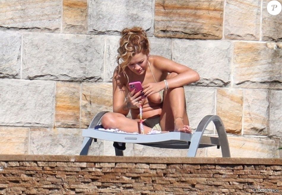 Exclusif - Rita Ora profite d'un après-midi ensoleillé dans son manoir de Sydney. Le 31 mars 2021.
