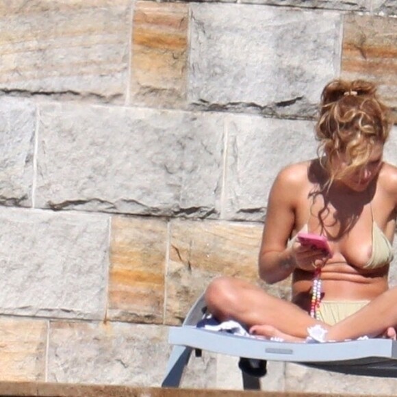 Exclusif - Rita Ora profite d'un après-midi ensoleillé dans son manoir de Sydney. Le 31 mars 2021.