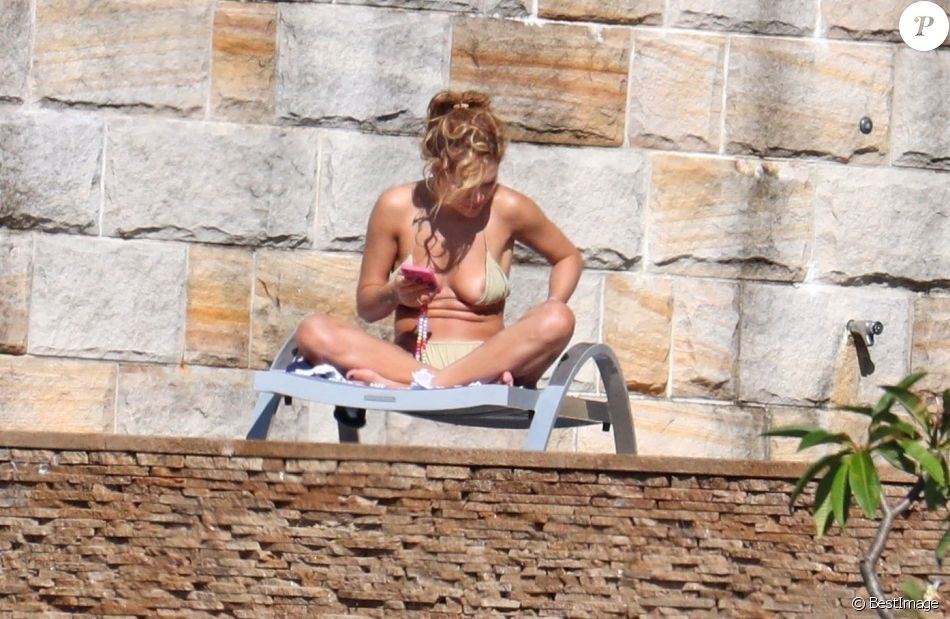 Exclusif - Rita Ora profite d'un après-midi ensoleillé dans son manoir de Sydney. Le 31 mars 2021.