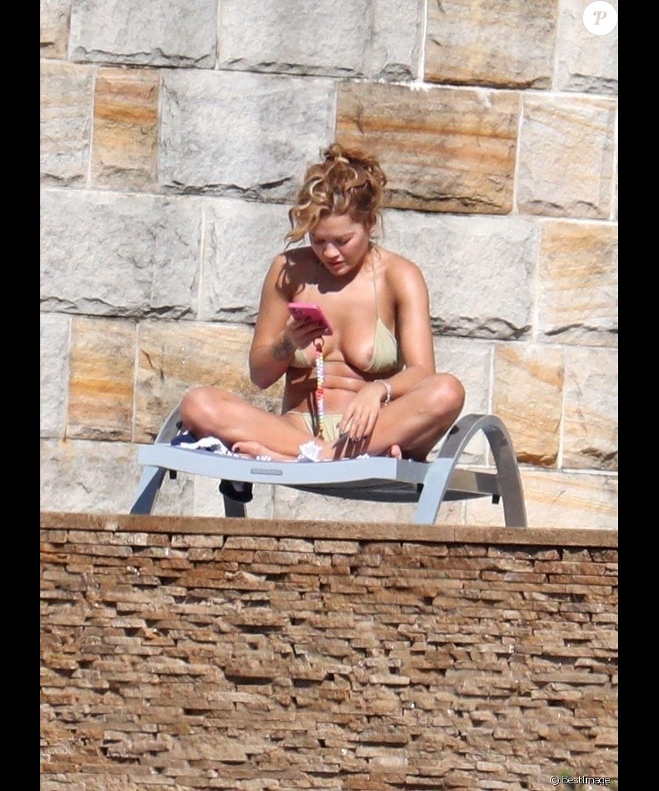 Exclusif - Rita Ora profite d'un après-midi ensoleillé dans son manoir de Sydney. Le 31 mars 2021.