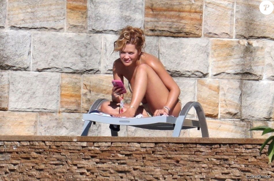 Exclusif - Rita Ora profite d'un après-midi ensoleillé dans son manoir de Sydney. Le 31 mars 2021.