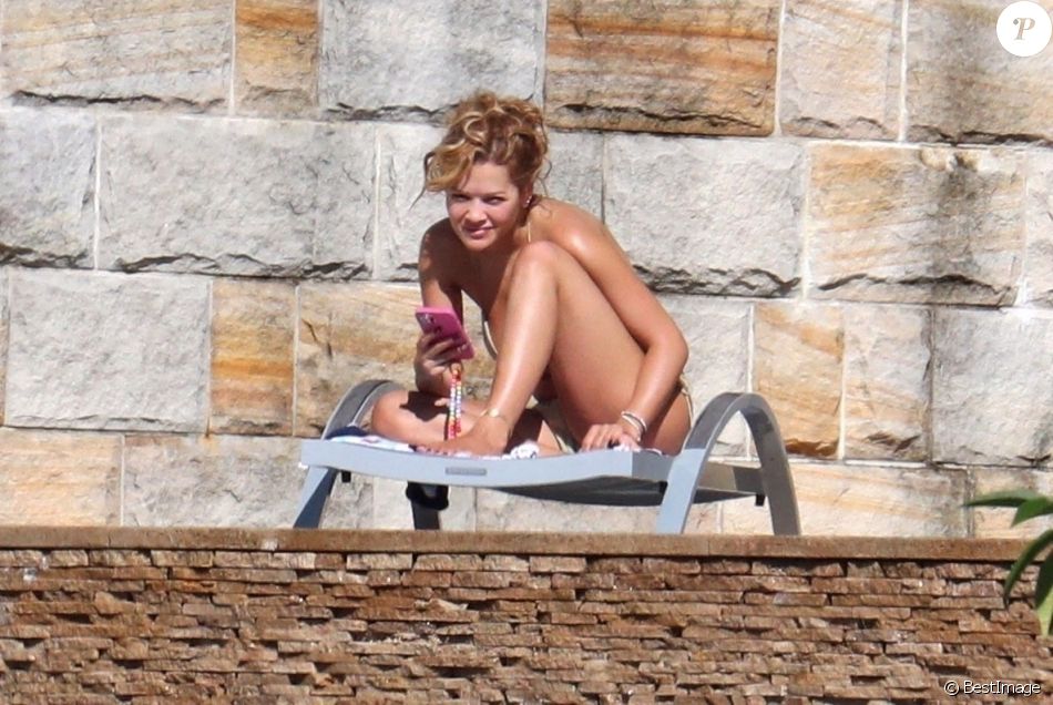 Exclusif - Rita Ora profite d'un après-midi ensoleillé dans son manoir de Sydney. Le 31 mars 2021.