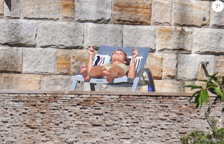 Exclusif - Rita Ora profite d'un après-midi ensoleillé dans son manoir de Sydney. Le 31 mars 2021.