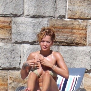 Exclusif - Rita Ora profite d'un après-midi ensoleillé dans son manoir de Sydney. Le 31 mars 2021.