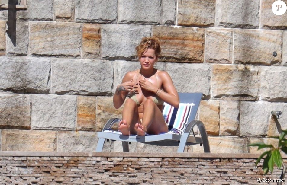 Exclusif - Rita Ora profite d'un après-midi ensoleillé dans son manoir de Sydney. Le 31 mars 2021.