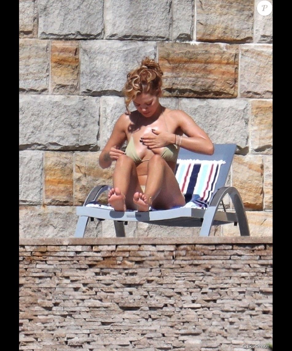 Exclusif - Rita Ora profite d'un après-midi ensoleillé dans son manoir de Sydney. Le 31 mars 2021.