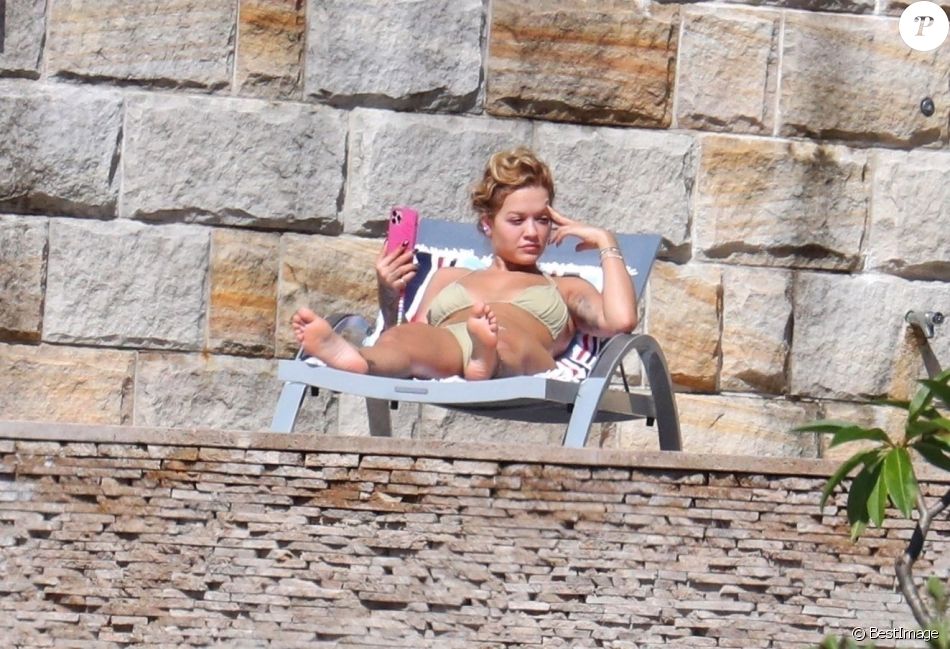 Exclusif - Rita Ora profite d'un après-midi ensoleillé dans son manoir de Sydney. Le 31 mars 2021.