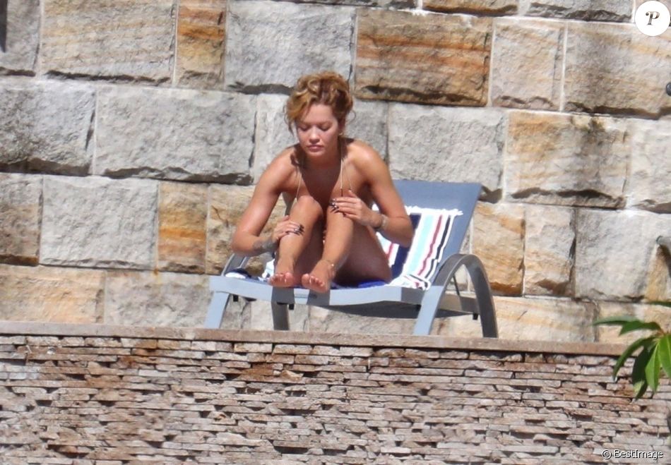 Exclusif - Rita Ora profite d'un après-midi ensoleillé dans son manoir de Sydney. Le 31 mars 2021.