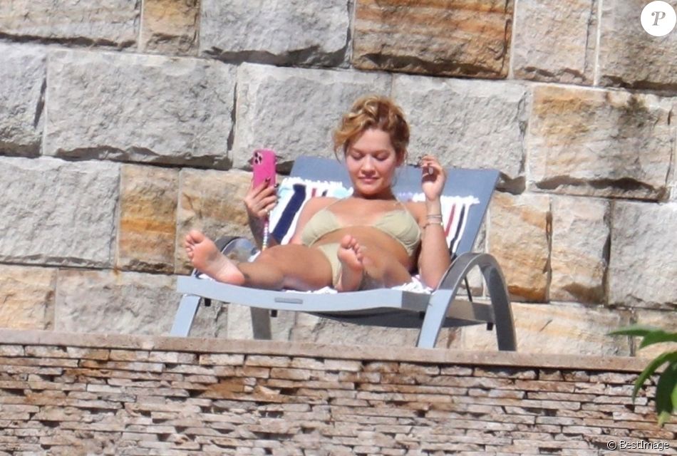 Exclusif - Rita Ora profite d'un après-midi ensoleillé dans son manoir de Sydney. Le 31 mars 2021.