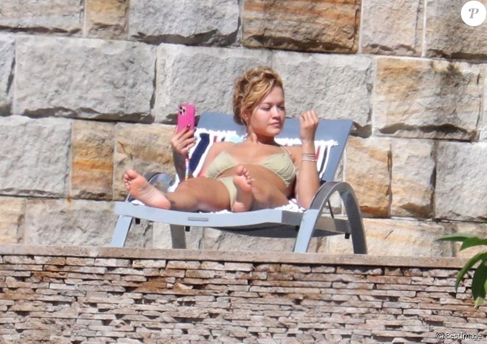 Exclusif - Rita Ora profite d'un après-midi ensoleillé dans son manoir de Sydney. Le 31 mars 2021.