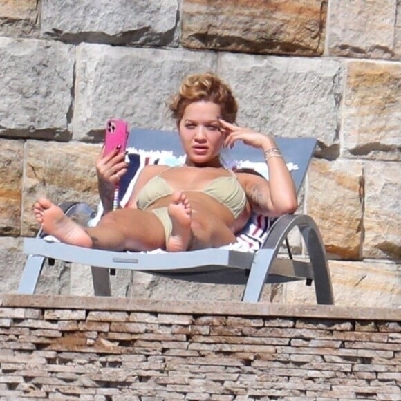 Exclusif - Rita Ora profite d'un après-midi ensoleillé dans son manoir de Sydney. Le 31 mars 2021.