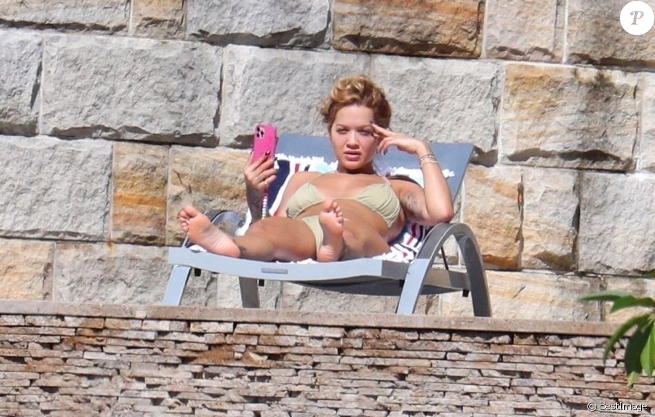 Exclusif - Rita Ora profite d'un après-midi ensoleillé dans son manoir de Sydney. Le 31 mars 2021.