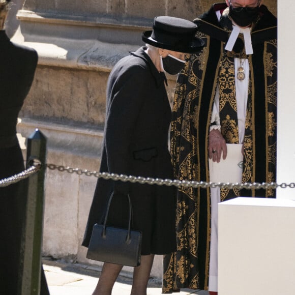 La reine Elizabeth II d'Angleterre avait dans son sac des objets souvenirs de son défunt mari, le prince Philip, duc d'Edimbourg, lors de ses funérailles à la chapelle Saint-Georges du château de Windsor.