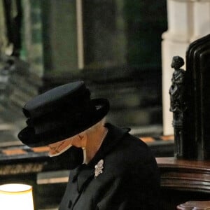 La reine Elizabeth II d'Angleterre et le prince Andrew assistent aux funérailles de son défunt mari, le prince Philip, duc d'Edimbourg à la chapelle Saint-Georges du château de Windsor. Le 17 avril 2021.