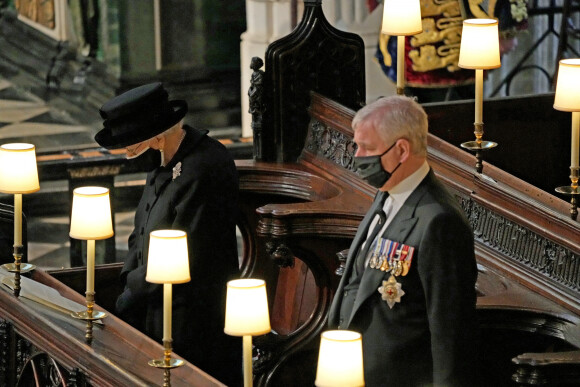 La reine Elizabeth II d'Angleterre et le prince Andrew assistent aux funérailles de son défunt mari, le prince Philip, duc d'Edimbourg à la chapelle Saint-Georges du château de Windsor. Le 17 avril 2021.