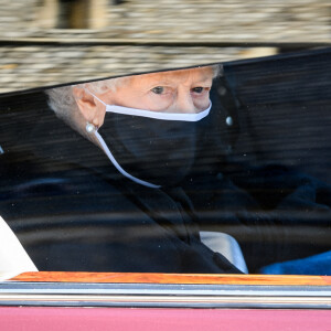 La reine Elizabeth II d'Angleterre assiste aux funérailles de son défunt mari, le prince Philip, duc d'Edimbourg à la chapelle Saint-Georges du château de Windsor.