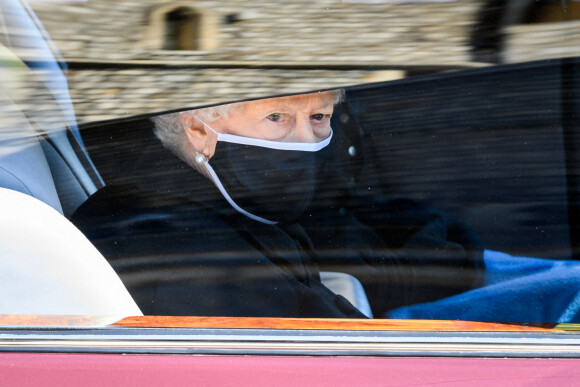 La reine Elizabeth II d'Angleterre assiste aux funérailles de son défunt mari, le prince Philip, duc d'Edimbourg à la chapelle Saint-Georges du château de Windsor.