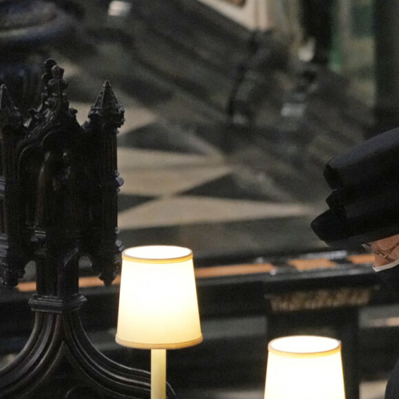 La reine Elizabeth II d'Angleterre assiste aux funérailles de son défunt mari, le prince Philip, duc d'Edimbourg à la chapelle Saint-Georges du château de Windsor. Le 17 avril 2021.