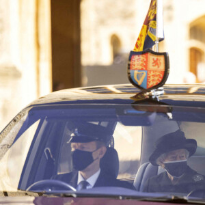 La reine Elizabeth II d'Angleterre assiste aux funérailles de son défunt mari, le prince Philip, duc d'Edimbourg à la chapelle Saint-Georges du château de Windsor. Le 17 avril 2021.