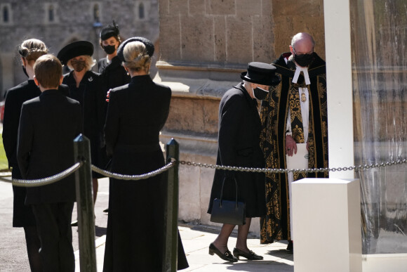 La reine Elizabeth II d'Angleterre et le doyen de Windsor aux funérailles du prince Philip, duc d'Edimbourg à la chapelle Saint-Georges du château de Windsor. Le 17 avril 2021.